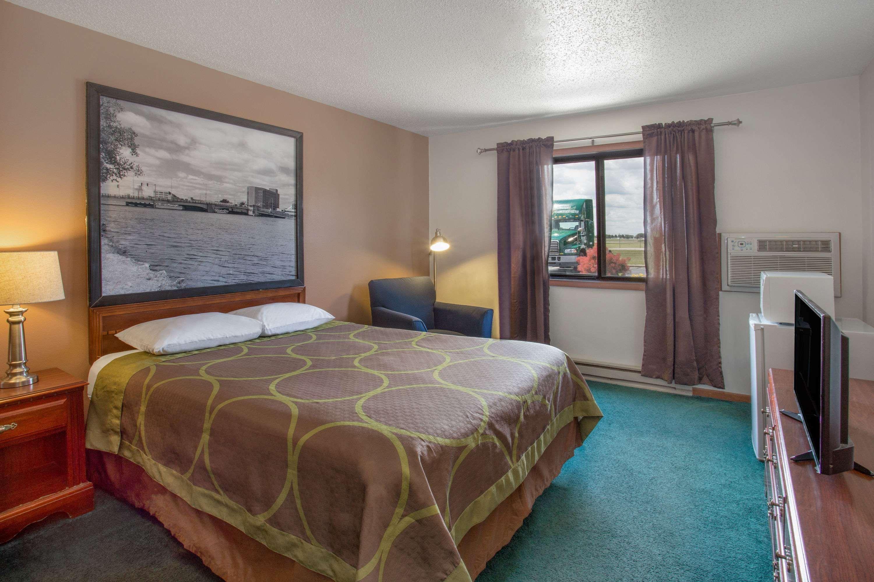 Baymont By Wyndham Oshkosh Airport Hotel Exterior photo