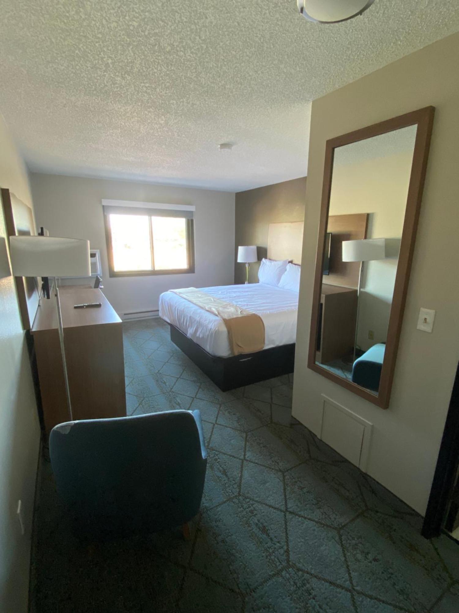 Baymont By Wyndham Oshkosh Airport Hotel Exterior photo
