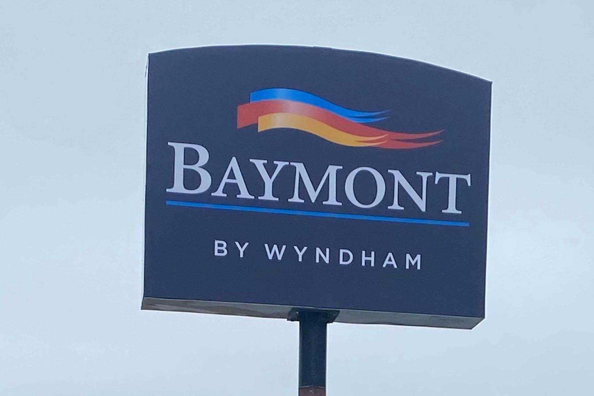Baymont By Wyndham Oshkosh Airport Hotel Exterior photo